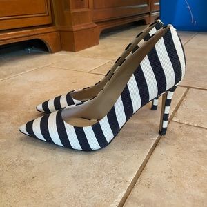 White and black stripped pumps